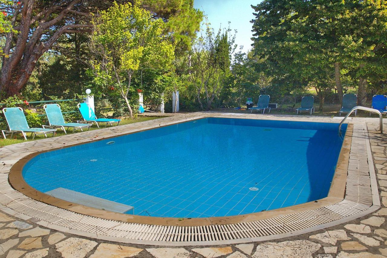 Villa Leda Karousades  ภายนอก รูปภาพ