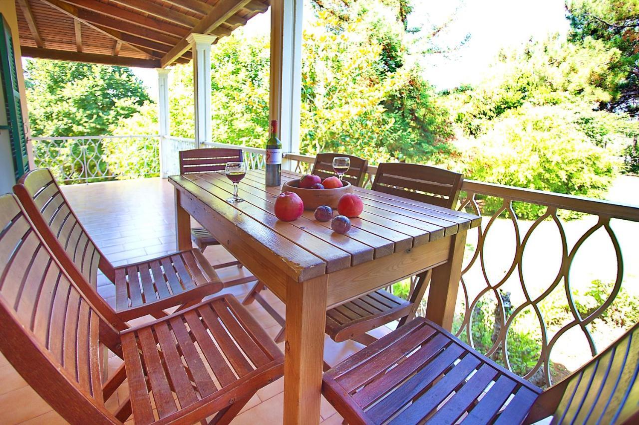 Villa Leda Karousades  ภายนอก รูปภาพ