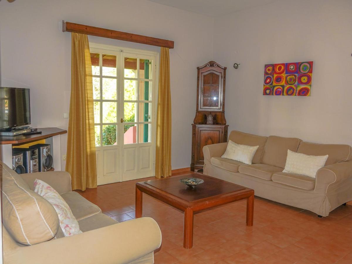Villa Leda Karousades  ภายนอก รูปภาพ